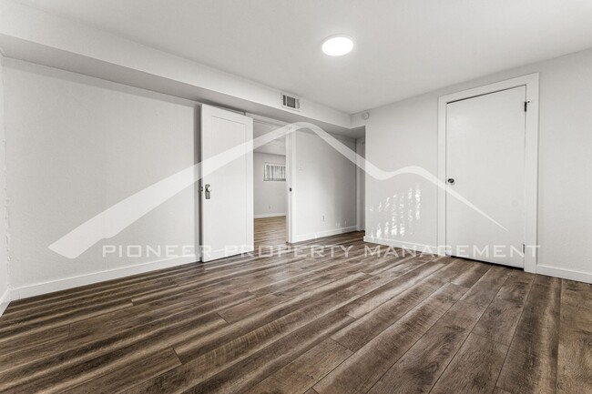 Building Photo - Spacious Home with Natural Light & Fenced ...