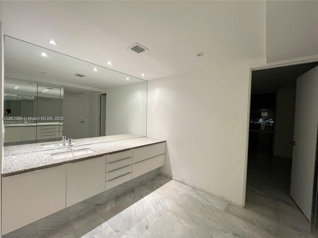 Building Photo - 2350 NE 135th St