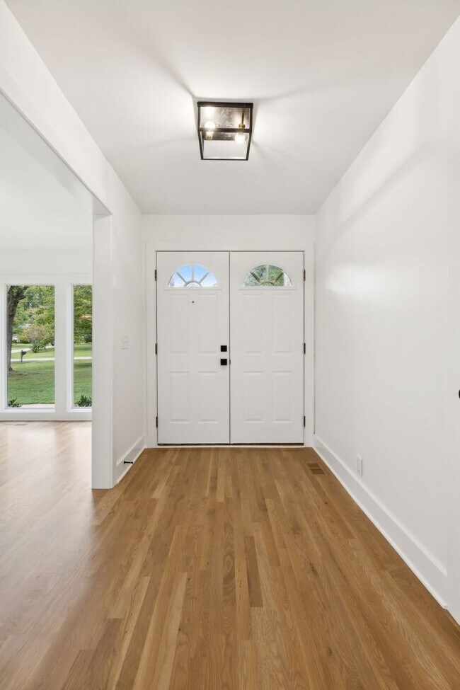 Building Photo - Completely renovated ranch 4BR/4BA ranch h...