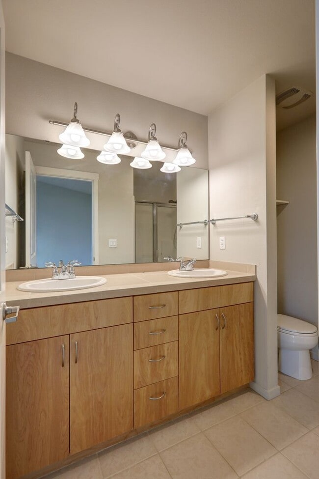 Building Photo - Lovely 2BR 1.75BA Issaquah Town Home, Perf...