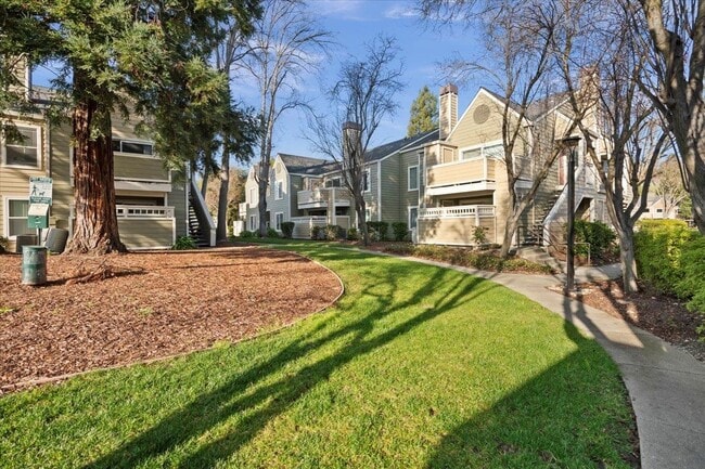 Building Photo - 215 Reflections Dr