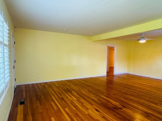 Building Photo - Charming 2 Bed, 2 Bath Home near UOP