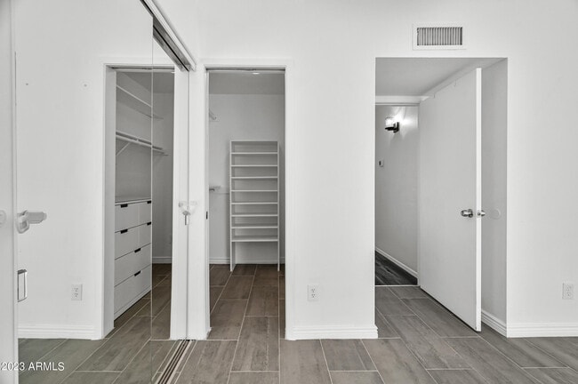 Building Photo - 220 N 22nd Pl