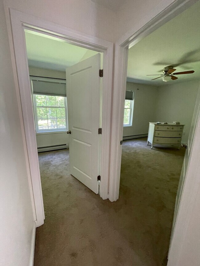 Building Photo - Huge House tucked in a great part of the York, Maine, close to the tolls for easy access!