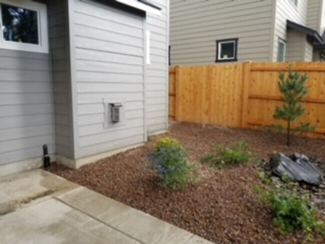 Building Photo - Stunning newer home in NE Bend neighborhood!