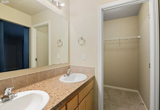 Building Photo - "Charming 3-Bed Oasis in Monmouth with Cozy Fireplace & Stylish Furnishings!"