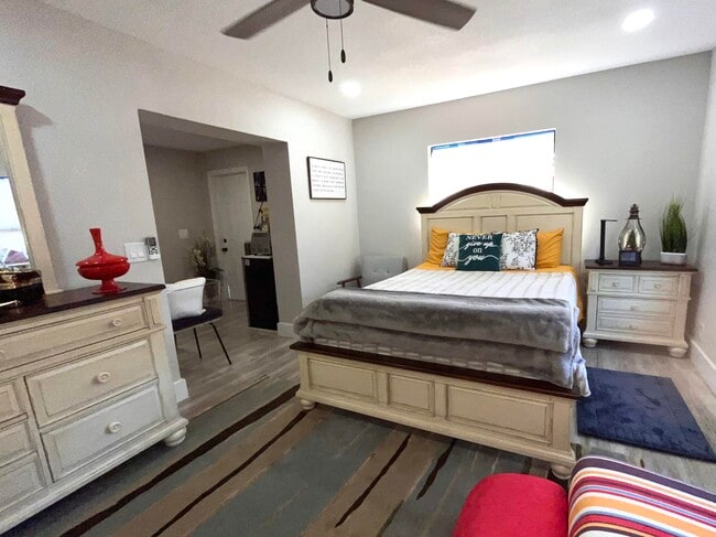 Building Photo - 2474 SE Calais St