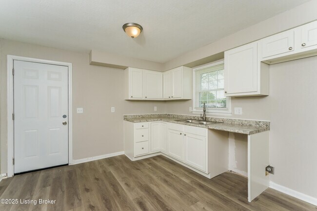 Building Photo - 6102 Jessamine Ln