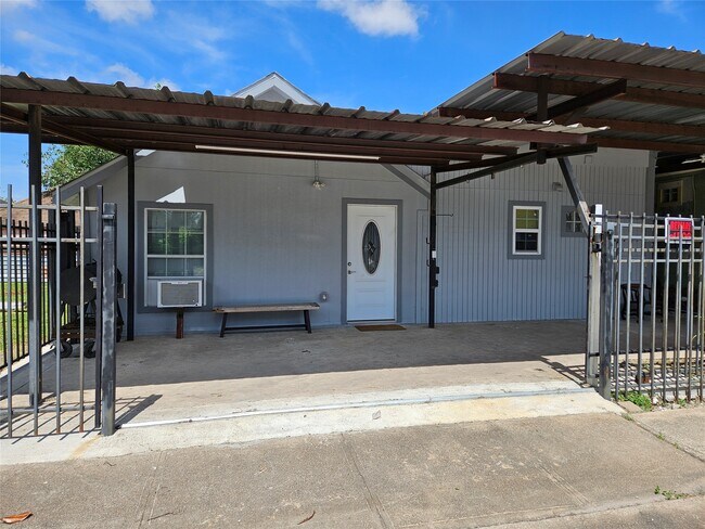Building Photo - 6940 Hemlock St