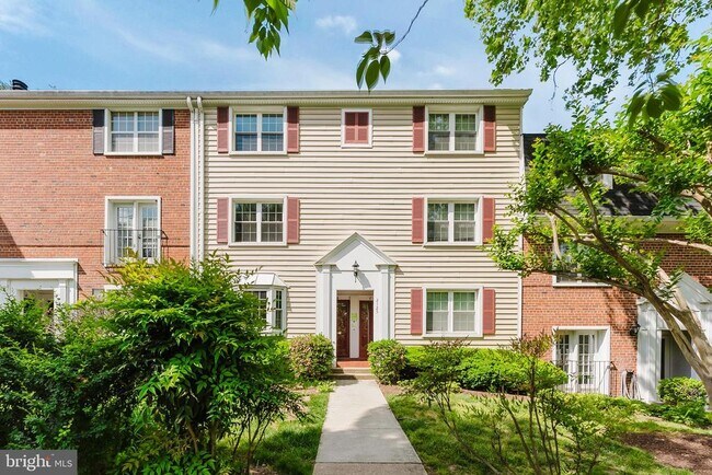Building Photo - 2725 S Walter Reed Dr