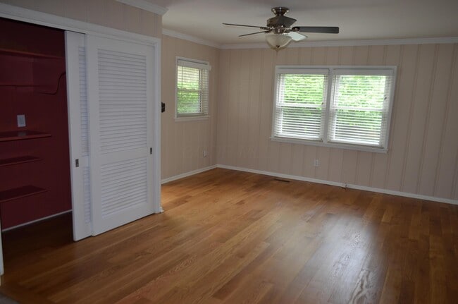 Building Photo - 582 Loveman Ave