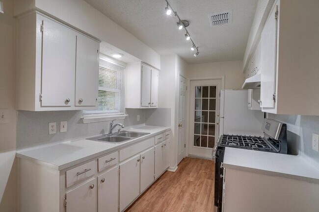 Building Photo - 509 Treys Way