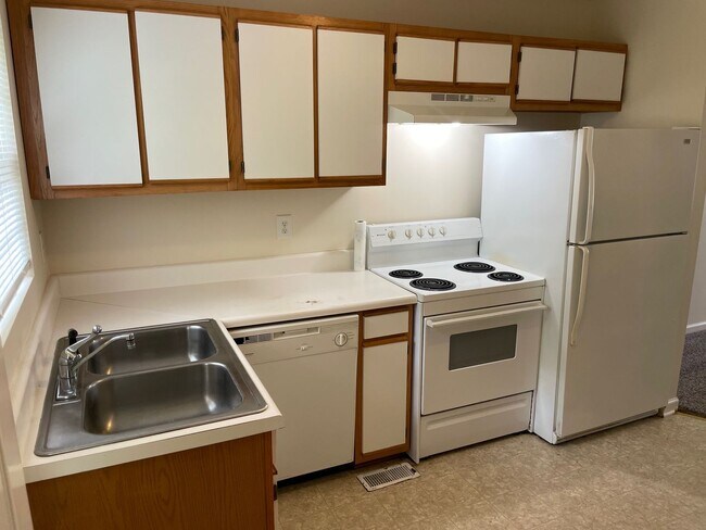 Building Photo - 136-138 LAMBERT DR
