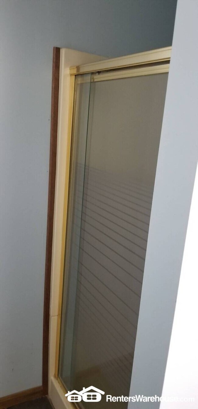 Building Photo - Available Now = 4 Bedroom 2 Bath Updated H...