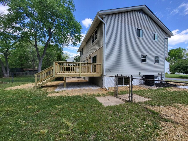 Building Photo - HUGE Yard and New Kitchen!