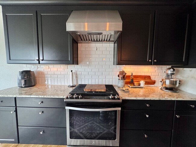 Building Photo - LUXURY 4 Bedroom home in NORTHGATE with Mountain Views