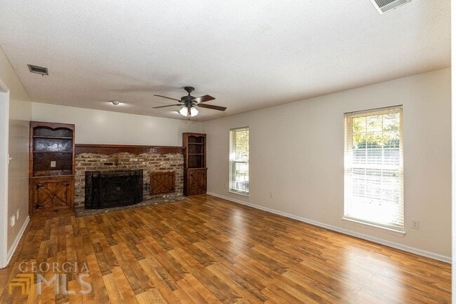 Building Photo - 404 E First St