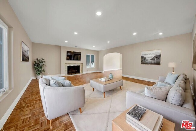 Building Photo - 16608 Park Ln Cir