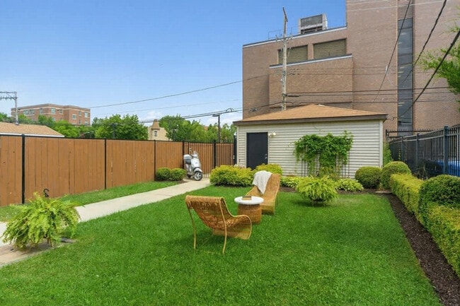 Building Photo - 2042 W Warren Blvd