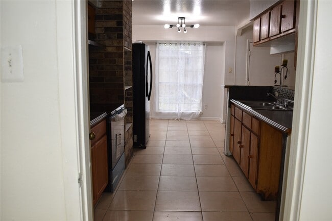 Building Photo - 6718 Rowell Ct