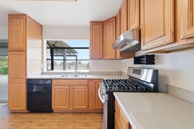 Building Photo - 5923 Burgundy Ave