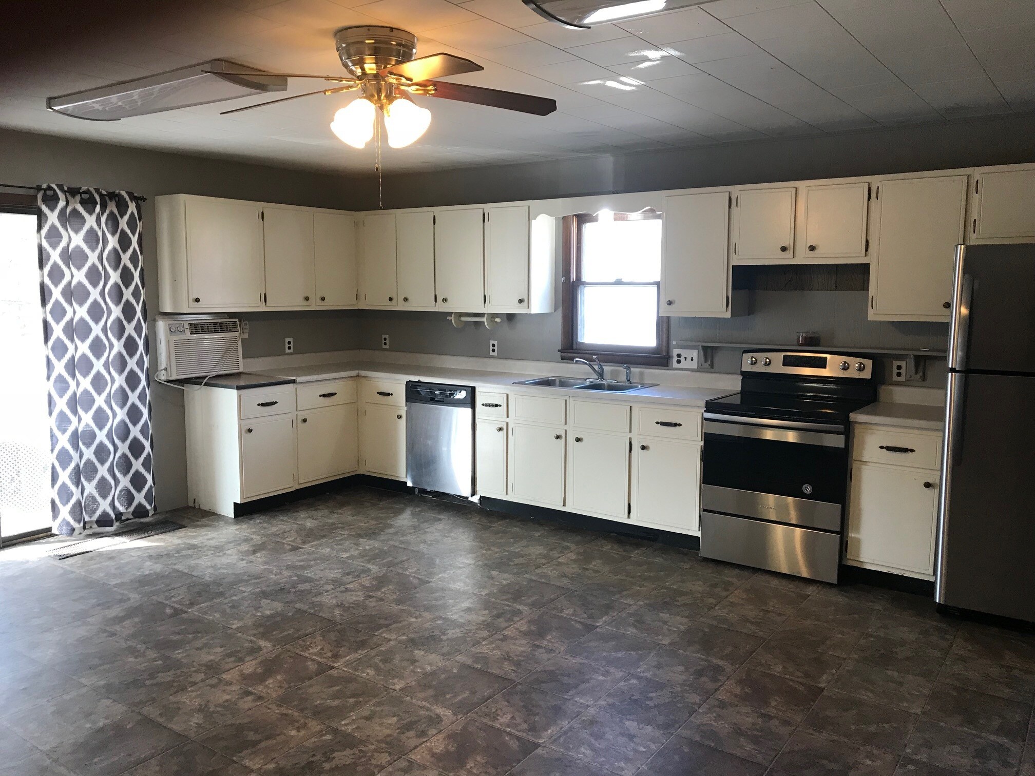 Building Photo - 712 S Osteopathy Ave