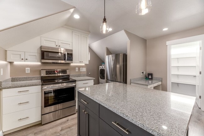 Building Photo - Stunning Above-Garage Apartment In Excelle...