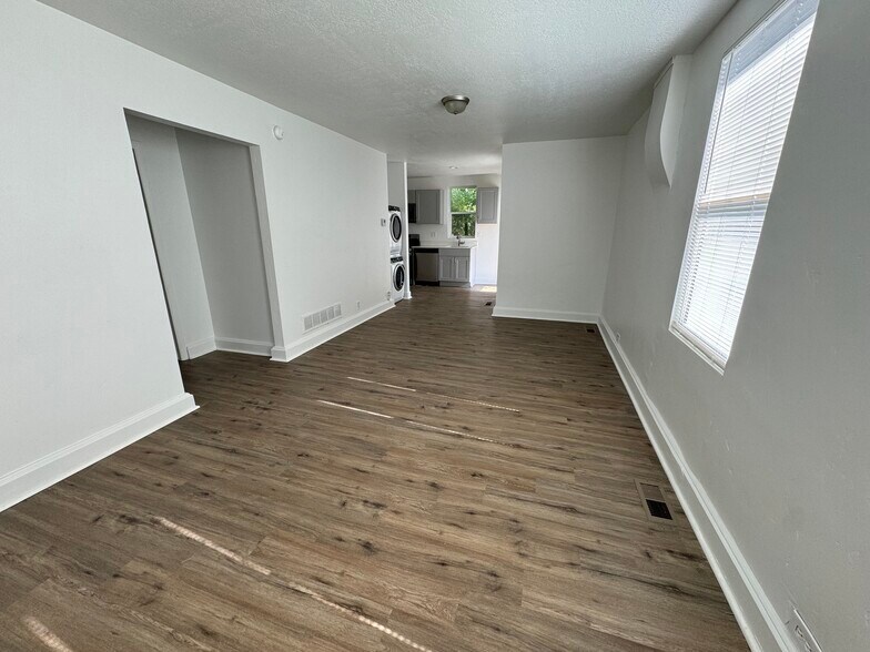 Building Photo - 545 E 600 S