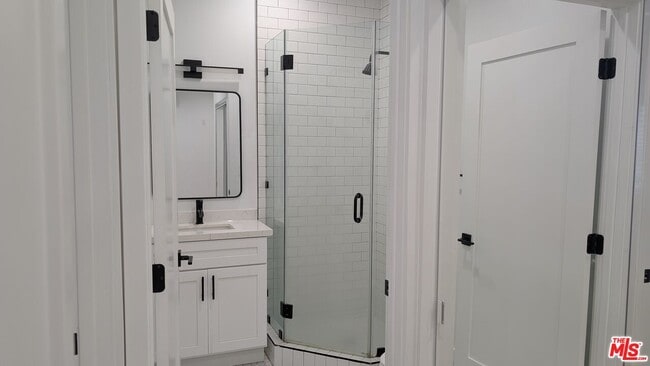 Building Photo - 1259 Devon Ave