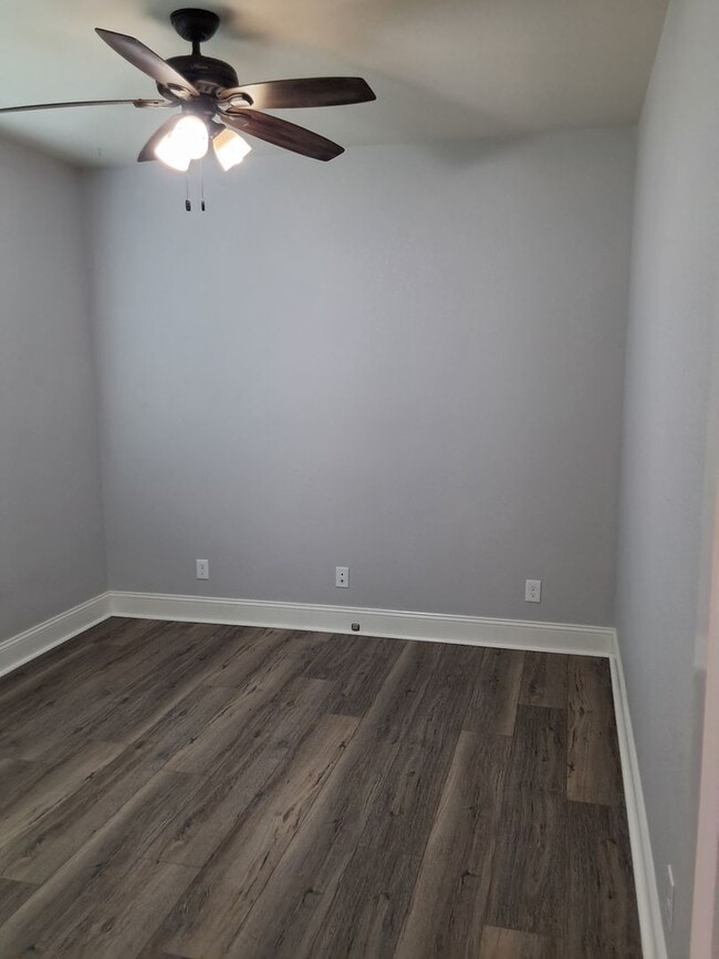 Building Photo - 4 bed / 2 bath with outdoor entertaining area