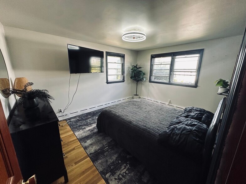 Building Photo - 218 Warren St