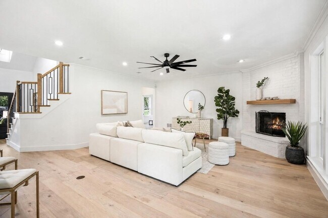 Building Photo - 890 Topaz Ln