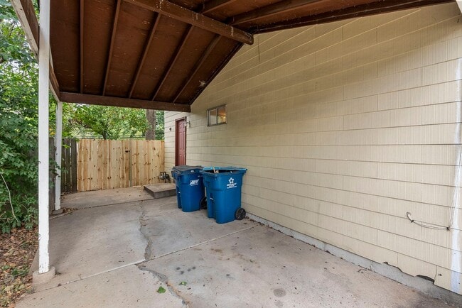 Building Photo - Newly Updated 3-Bedroom Duplex with Fresh Paint and Flooring!