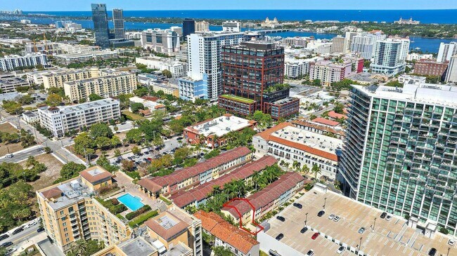 Building Photo - 696 Fern St