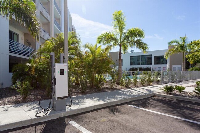 Building Photo - 1709 N Tamiami Trl