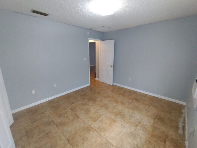 Building Photo - 2420-2422 Chestnut Woods Dr