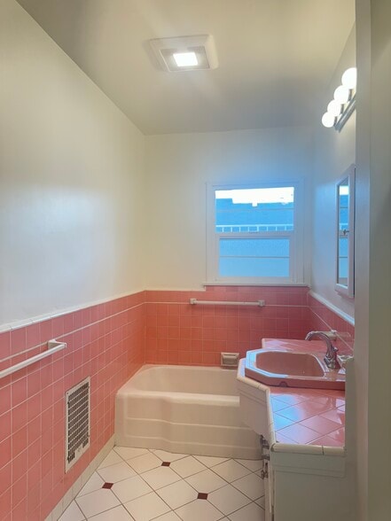 Large bright tile bathroom w/tub - 8616 McConnell Ave