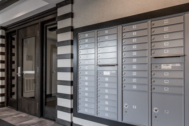 Building Photo - 1BR/1BA - Beautiful Updated Condo in Downtown Portland