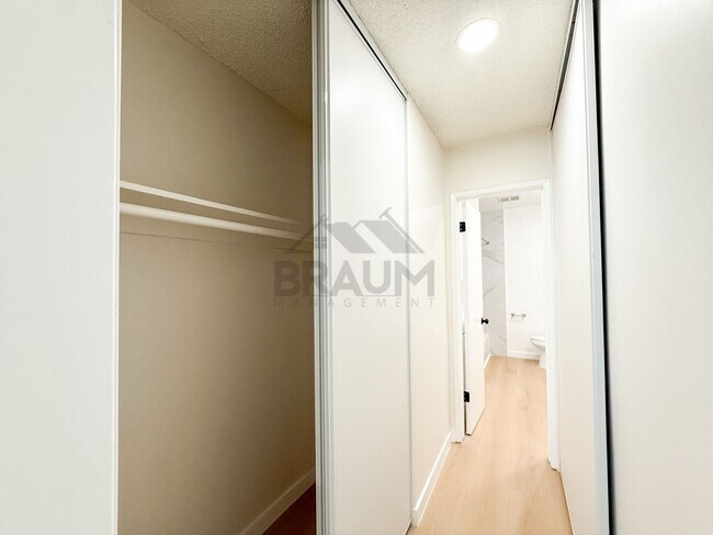 Building Photo - 6039 Whitsett Ave