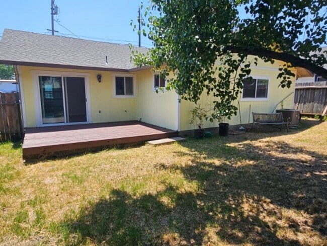 Building Photo - LAkeport Available NOW!