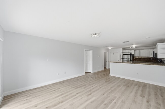 Building Photo - 2691 Albatross Rd N