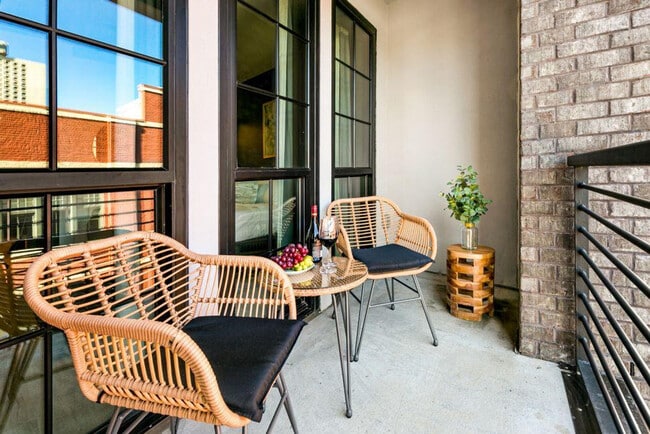 Building Photo - 611 Commerce St