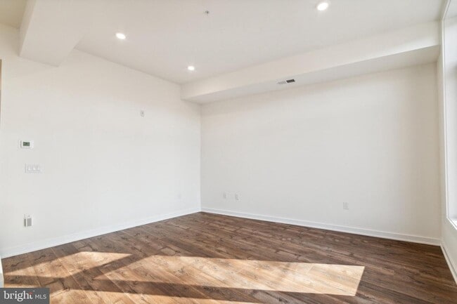 Building Photo - 6211 Woodbine Ave