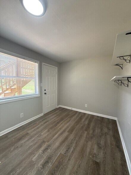 Building Photo - 1607 Line Cir