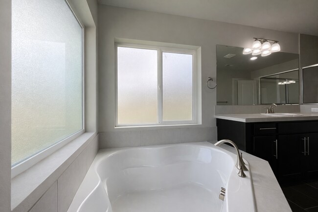 Building Photo - Spacious 4-Bedroom Home with Balcony and Fenced Yard in Marysville