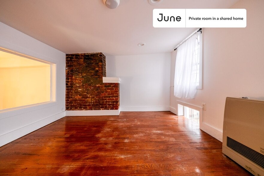 Building Photo - Room in Shared 3 bed/1 bath home