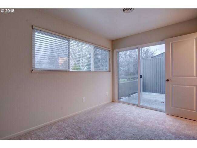 Building Photo - Great condo Next to Tanasborne