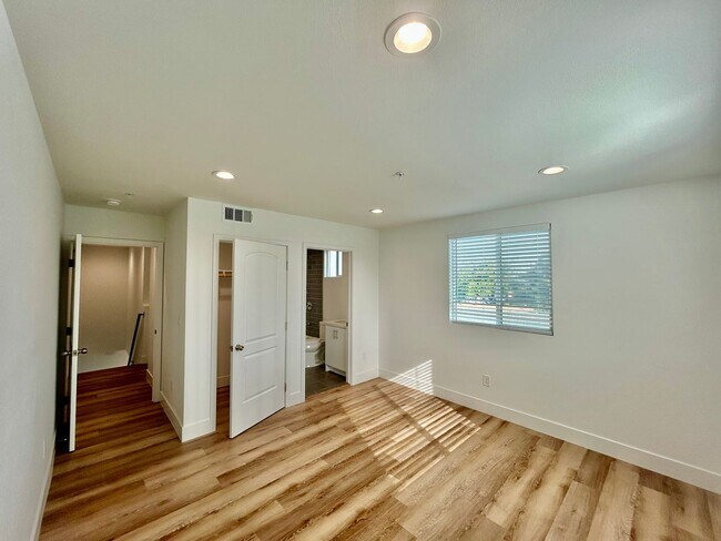 Building Photo - NewB La T 8418