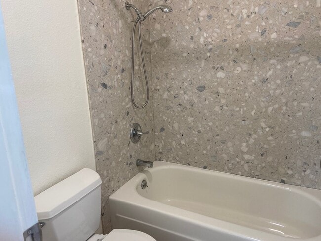 Building Photo - Townhouse Condo 2 BD / 1.5 BA