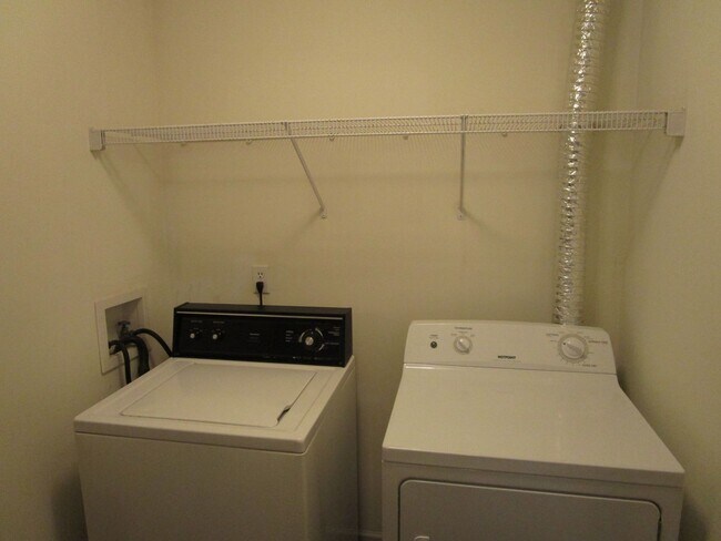 Building Photo - 5004-5006 Betty Jean Way